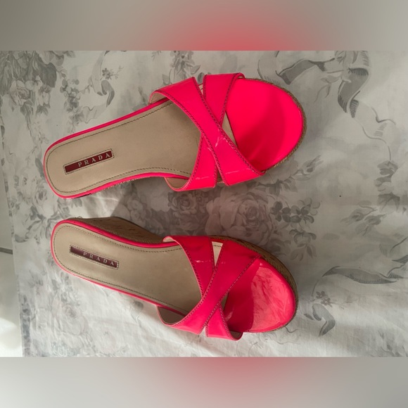 Authentic Prada platform sandals in neon hot pink in patent leather - Picture 4 of 15
